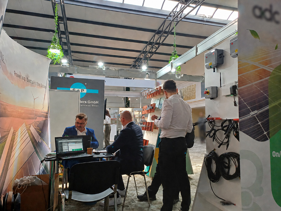 Atmosfera RoEnergy — discuții profesionale la stand